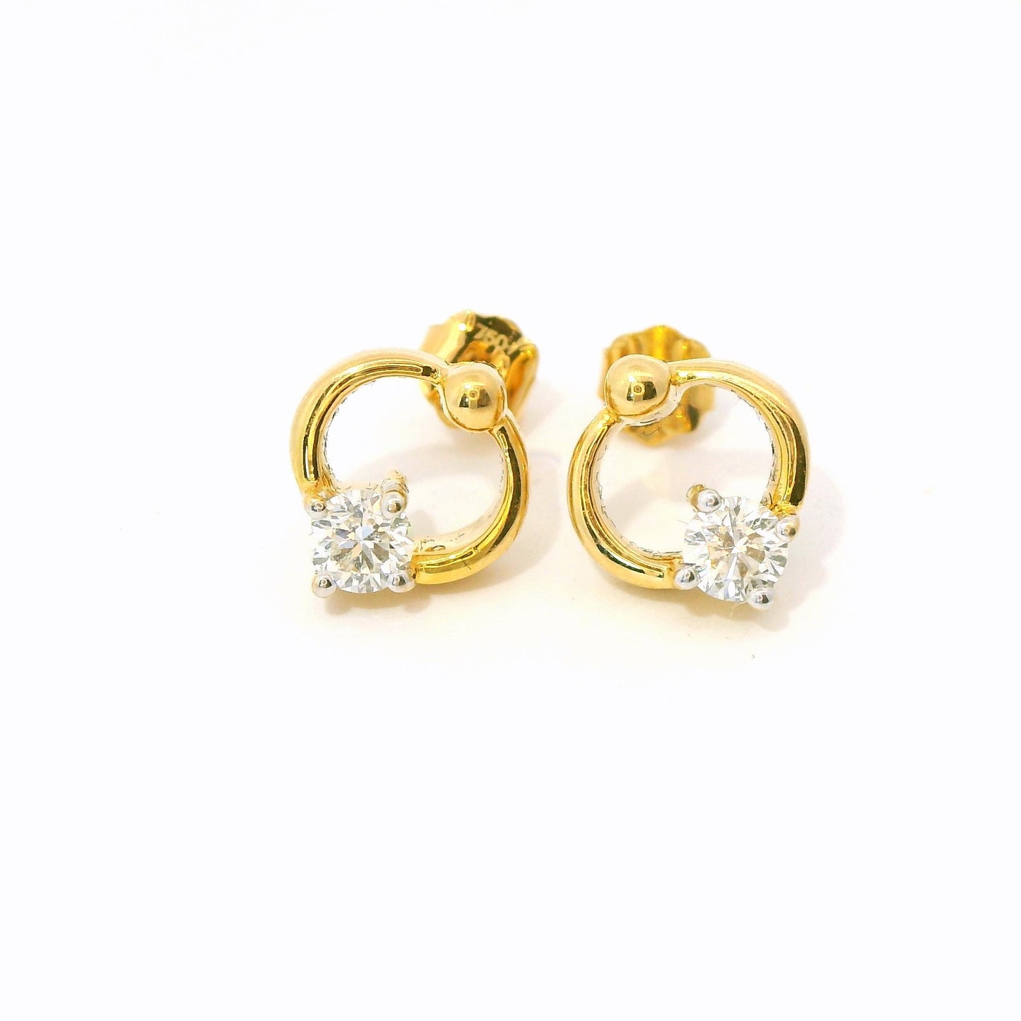 18K Tiny Circle Flower Solitaire Stud