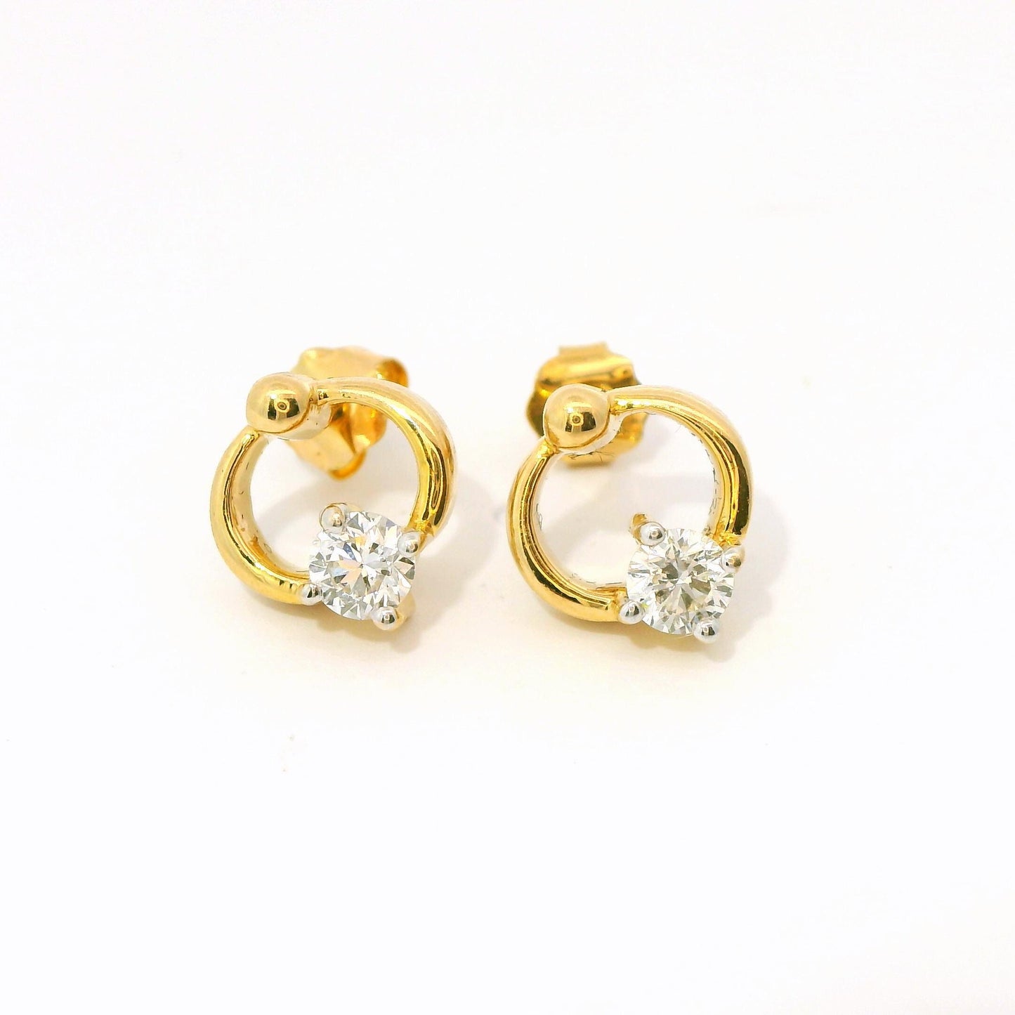 18K Tiny Circle Flower Solitaire Stud